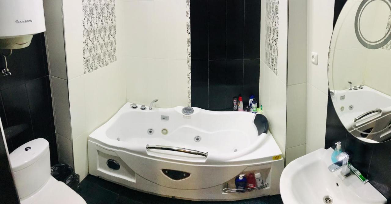 Luxury Apartment With Jacuzzi On Republic Square Erevan Esterno foto