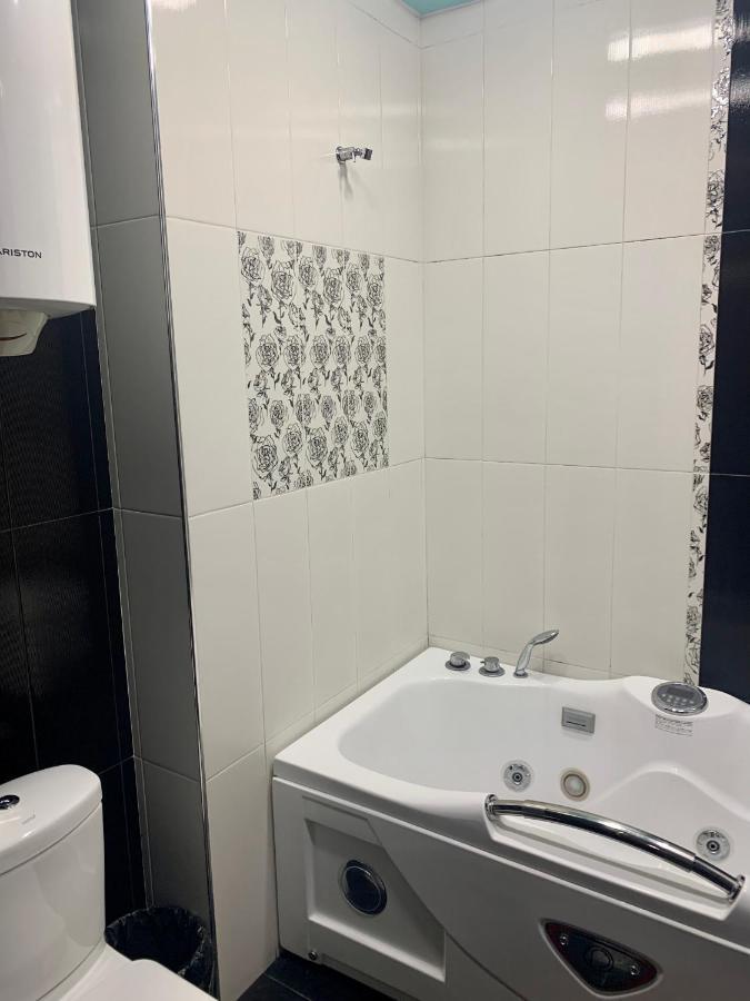 Luxury Apartment With Jacuzzi On Republic Square Erevan Esterno foto