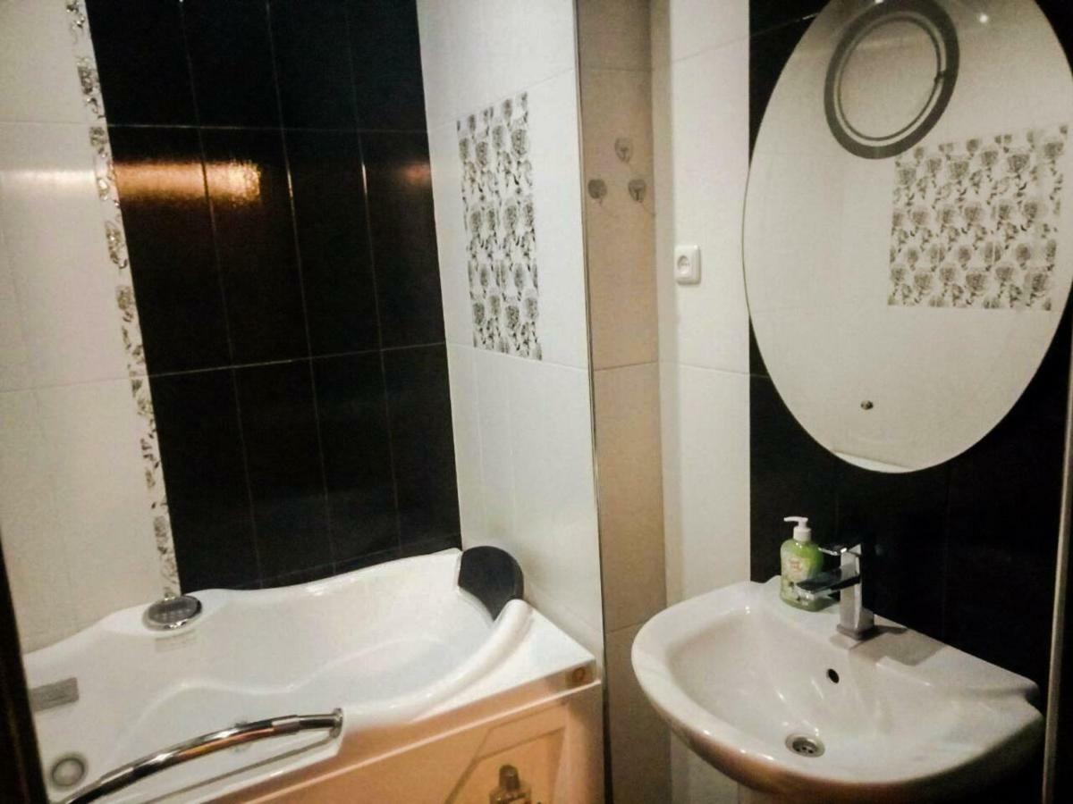Luxury Apartment With Jacuzzi On Republic Square Erevan Esterno foto